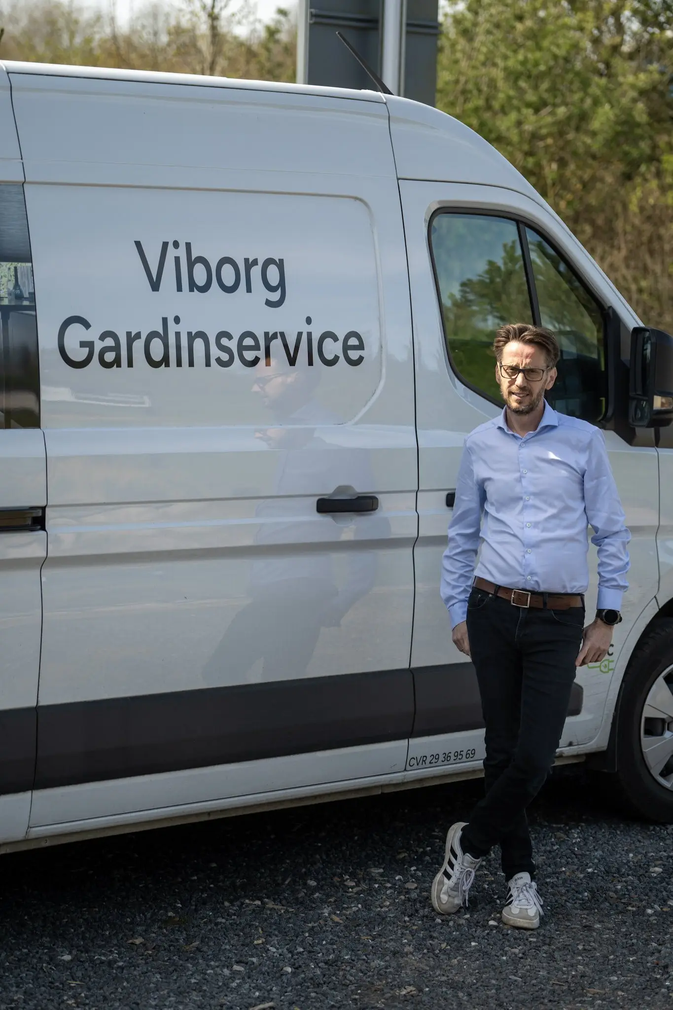Jan fra Viborg Gardinservice ved gardinbussen