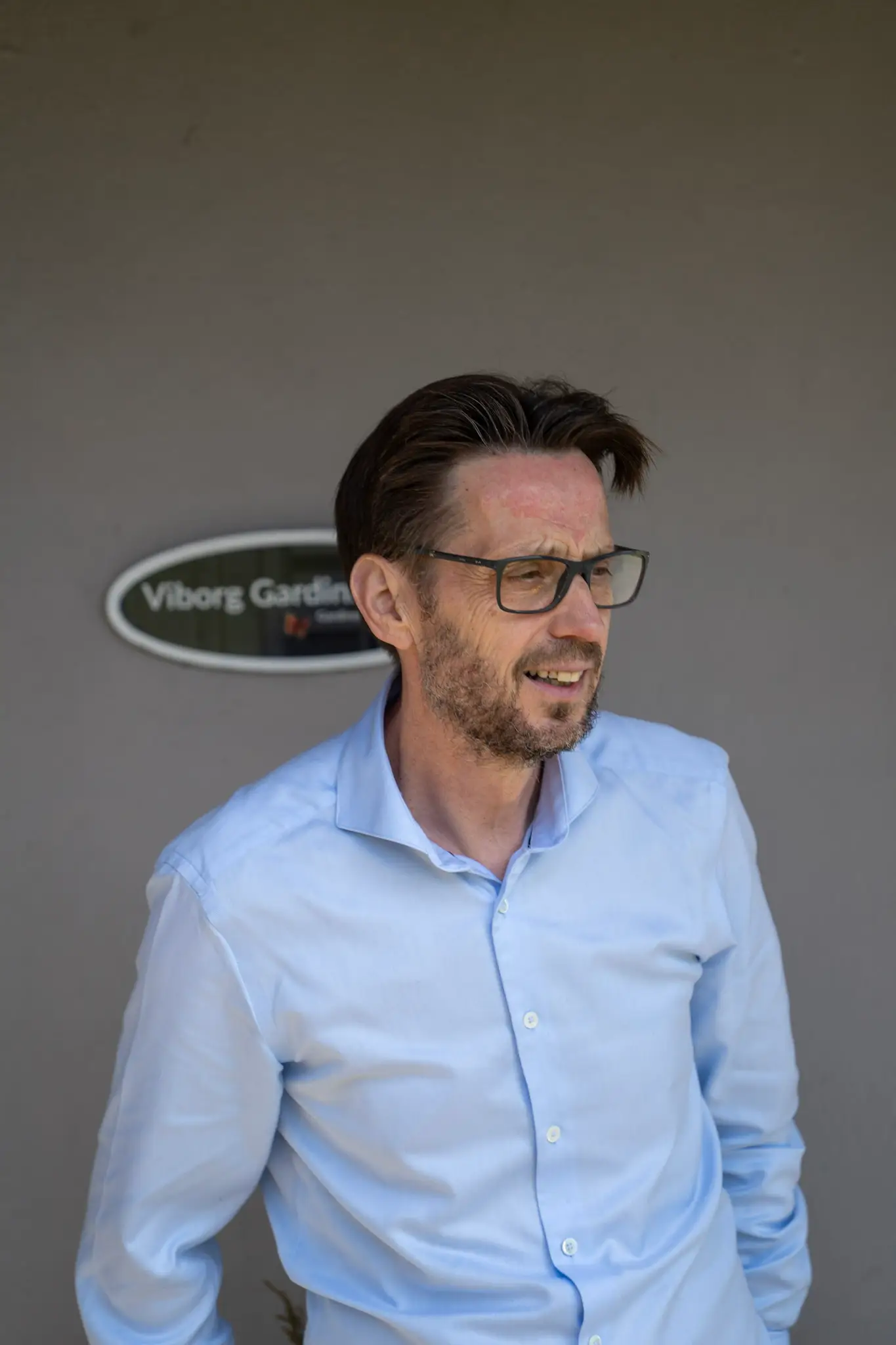 Jan Astrup Jensen foran skiltet hos Viborg Gardinservice