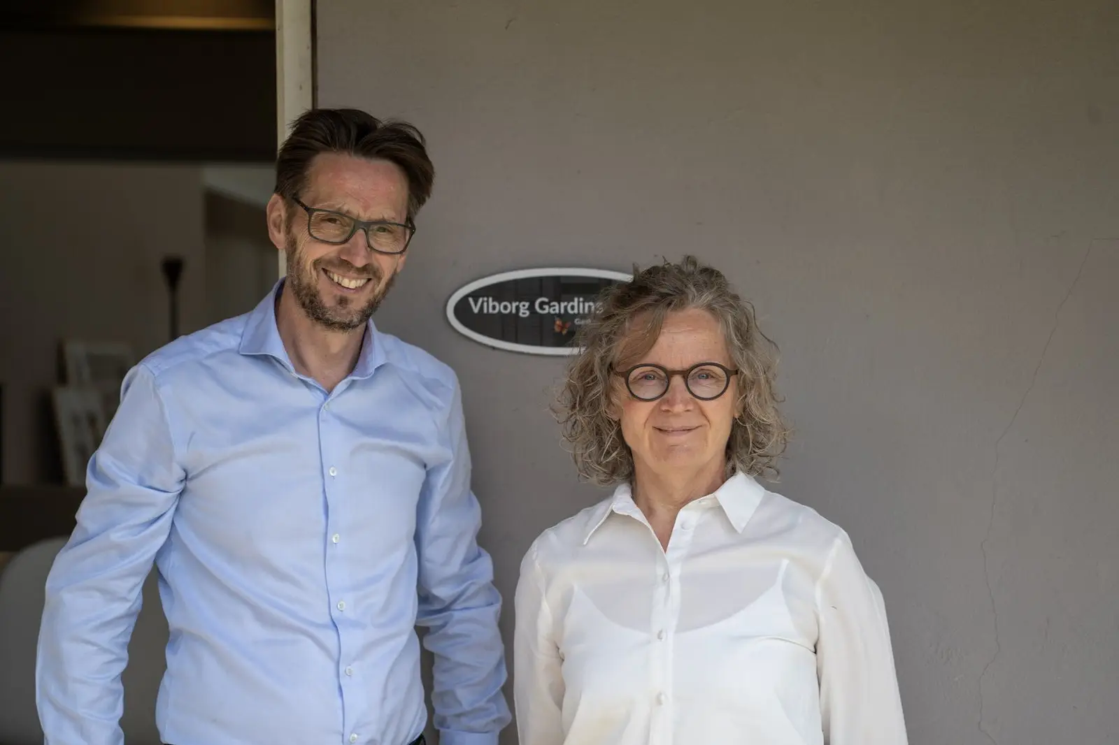 Jan og Lotte foran skiltet hos Viborg Gardinservice