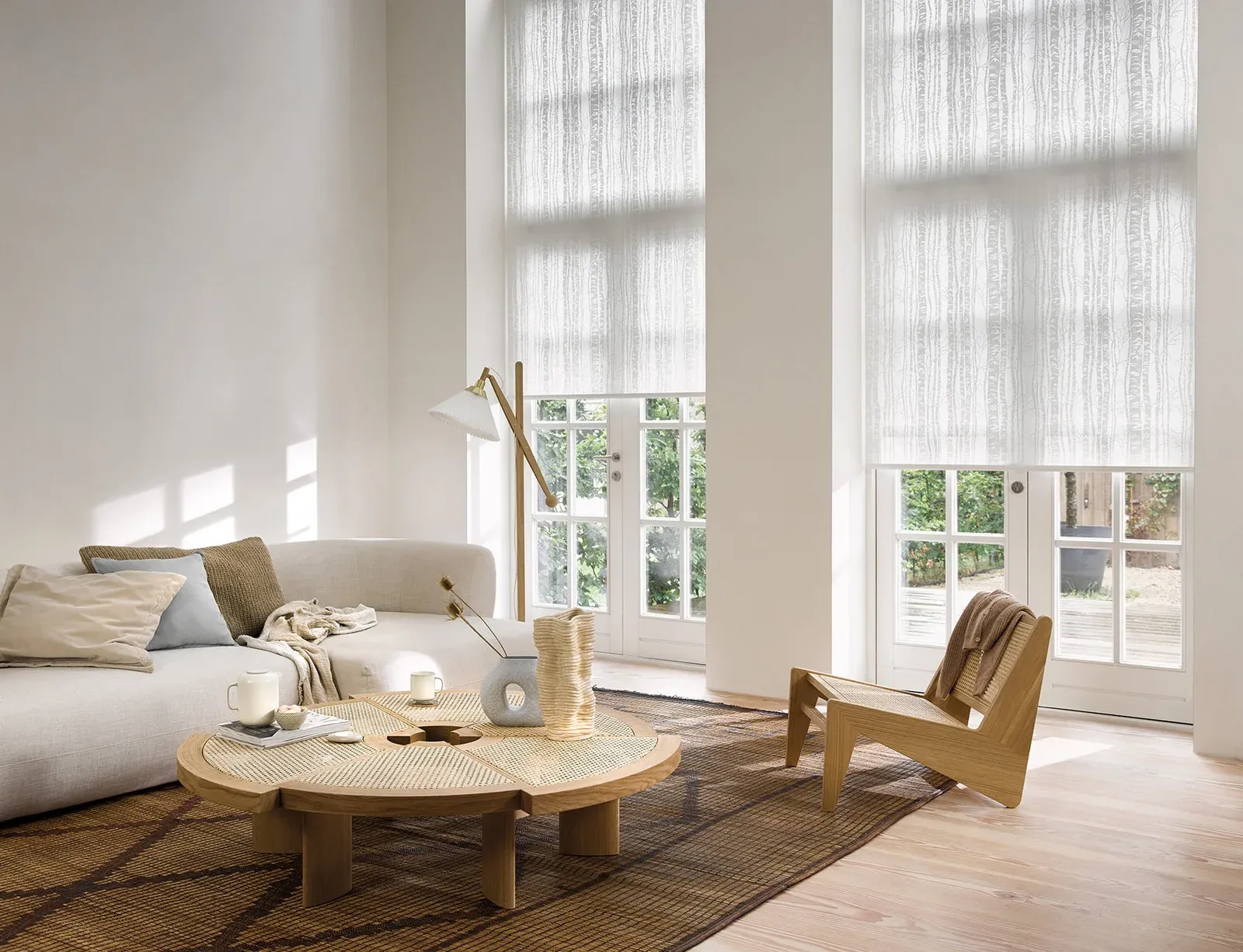 Moderne stue med naturligt lys og minimalistisk indretning.