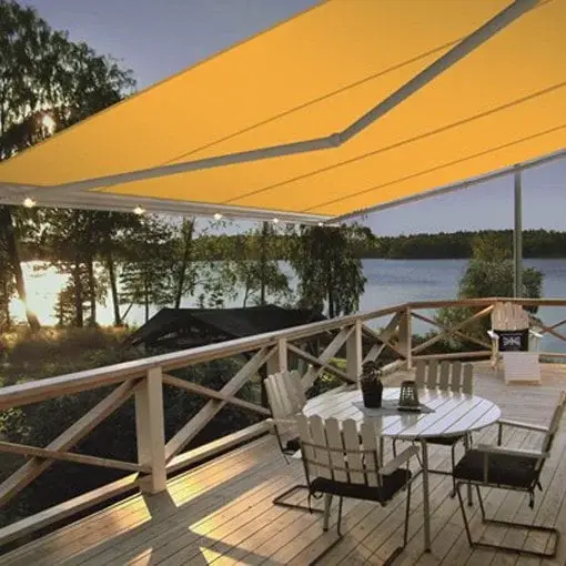 Solbeskinnet terrasse med markise og søudsigt