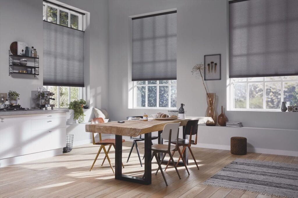 Moderne spisestue med spisebord og stole